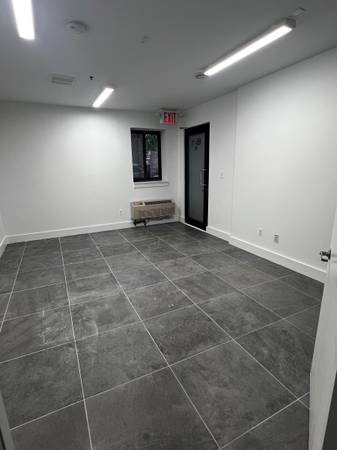 $1,950 / 300ft2 - Local comercial para oficina, atención médica o escuela renovado (Rego Park)63854287334787124