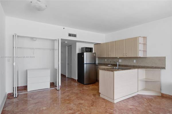 $2,100 / 500ft2 - Studio - 1 year lease (Edgewater)63825138581761124