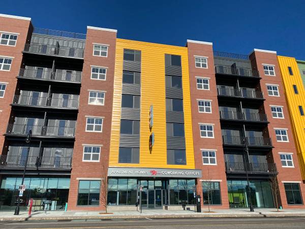 $2,513 / 2br - 914ft2 - Non-Smoking/ Pet Friendly + Free HW & WiFi--    Call NOW! (409 Elm St, Manchester, NH)63656294570753122