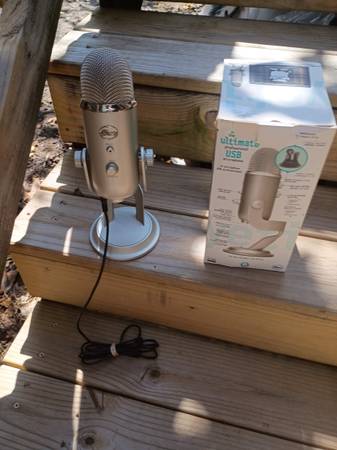 Blue Yeti Professional Multi-Pattern USB Condenser Microphone 1