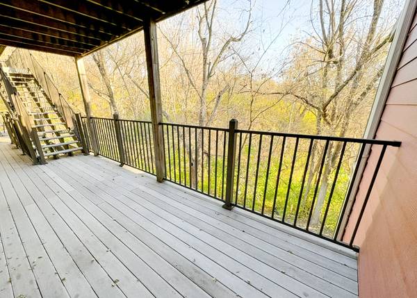 $1,050 / 1br - 665ft2 - Move on up with a Great Special! (Join us on the hill!)63681733066369120