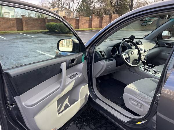 2012 Toyota Highlander AWD w 3rd Row Seats - $7,990 (Tysons)63616402880769123