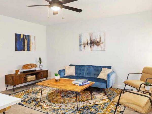 $1,285 / 2br - 780ft2 - Convenient 1 and 2 BR  Easy Freeway Access, Airy Layout, Pet Fr (Scottsdale)64024995135235120