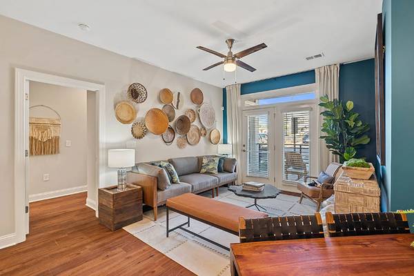 $1,588 / 2br - 1070ft2 - ✨ Discover Your New Home at Hawthorne at Haywood – Luxury Living in We (West Asheville)64029205199491123