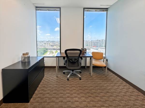 $555 🌟 Elegante oficina en el centro con vista – ¡Potencia tu jornada laboral! 🌇 (Downtown)63792221159553123