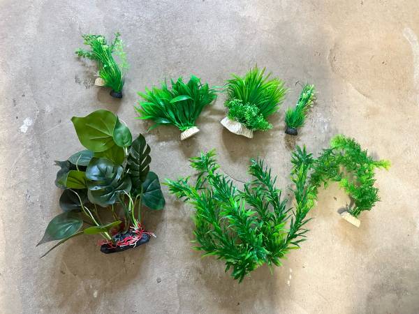 Aquarium Decor – Set of 8 Artificial Plants – Excellent Condition 1