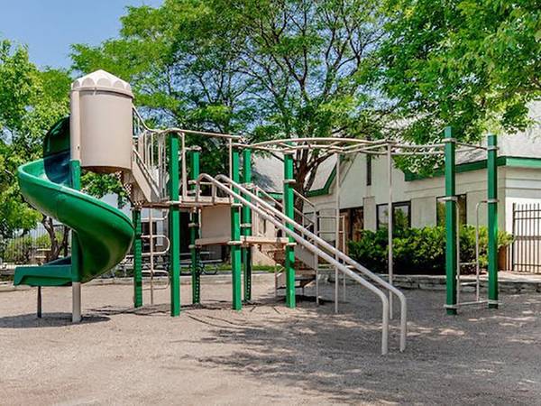 $1,390 / 2br - 905ft2 - Move Before the Frost – Apartments Leasing Now! (6455 Zane Ave N  , Brooklyn Park, MN)63990383820675122