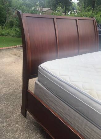 Cama Queen Sleigh con colchón y somier - $275 (Hoover)63471122211843122