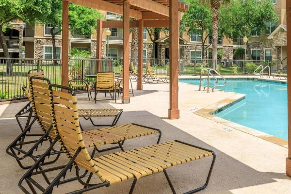 $1,078 / 1br - 650ft2 - Extra Comfort with Spacious Walk-In Closets63812507219843122