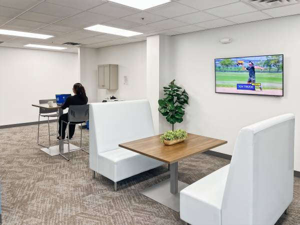 $492 Fully Equipped Office Space – Just Bring Your Laptop! (CALL or TEXT 616-560-9073!)64180502390274124