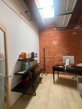 $695 / 200ft2 - Charming Interior Brick, Bright Sky Light (Santa Monica)63840114462465120