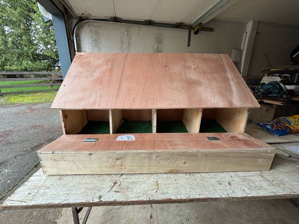 ROLL AWAY CHICKEN NEST BOX 1