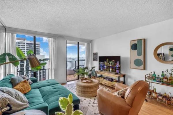 $1,860 / 1br - 890ft2 - Penthouse Living at Venetia Condominium! (Miami)63769571448963120