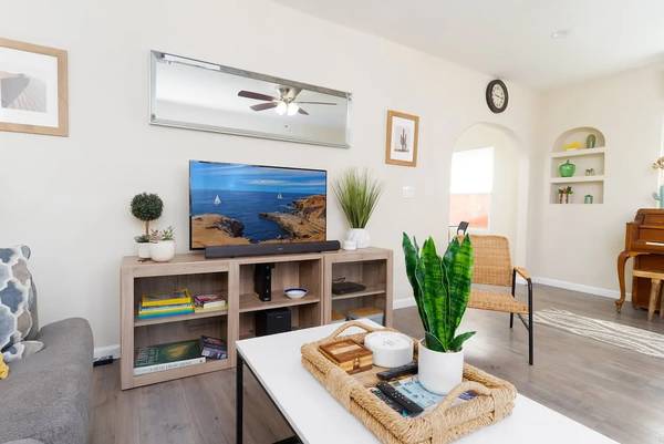 $1,450 / 2br - 1087ft2 - Bright 2BR, 1BA Apartment with Character & Private Courtyard (San Diego)63819155867651121