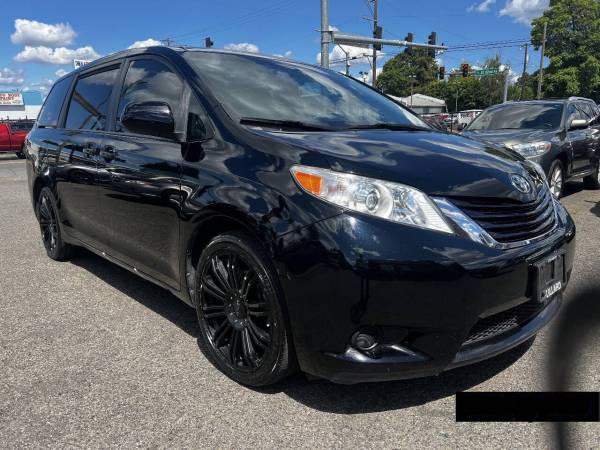 2017 Toyota Sienna  LE 8 Passenger 4dr Mini Van 1