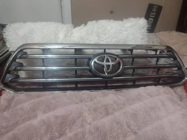 TOYOTA GRILLE 1