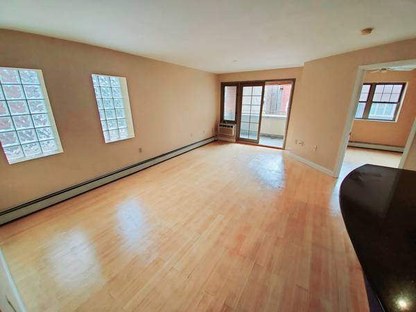 $439,000 / 1br - 670ft2 - Oportunidad de inversión para condominio soleado de 1 habitación con amplia terraza (Woodside)63854480820099121
