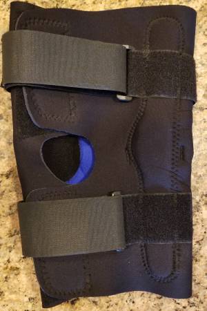 Knee brace with support hinges, size Large 1