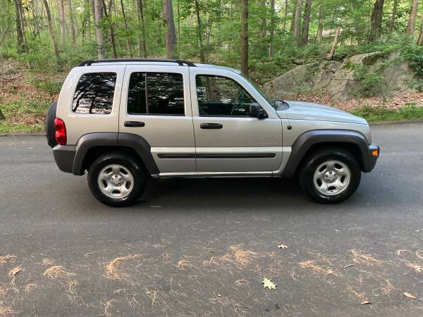 2004 jeep liberty 4x4 v6 - $3,600 (Trumbull)63654722394243124