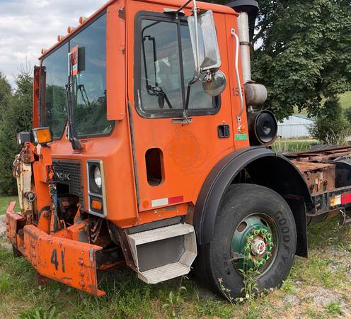 Two 2007 CAB & CHASSIS MACKs 1