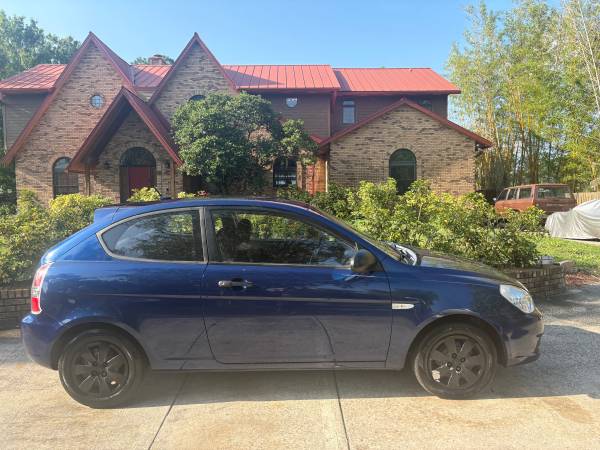 Hyundai Accent de 2 puertas, transmisión manual de 5 velocidades, 69.000 millas bajas - $3.300 (Orlando) 200963483684334337122