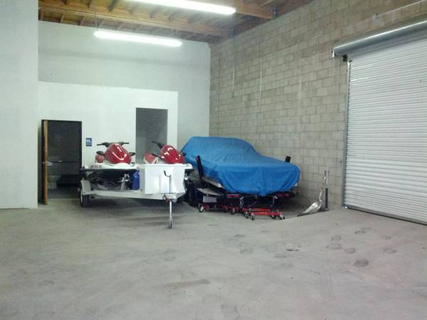 $300 Almacenamiento interior para automóviles (Monrovia)64035738525187124