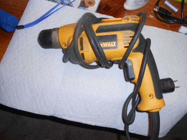 3/8" DeWalt drill with drill set 1