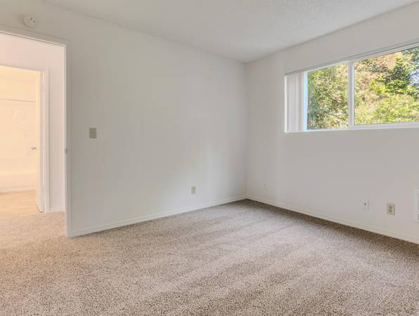$1,400 / 2br - Extra Closet Space, Dining Space, Off Street Parking - 2B Great Staff (Portland)63914856296067122