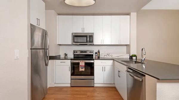 $3,385 / 2br - 1126ft2 - LARGE 2BR 2BA STEPS TO BART, CLOSE TO SHOPPING & FREEWAYS (daly city)63880135816577121