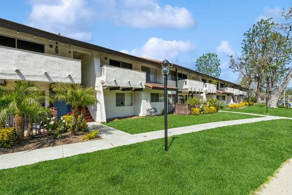 $2,925 / 2br - 1014ft2 - Public Parks Nearby, Assigned Parking, Furnished Options Available (645 Hampshire Rd, Westlake Village, CA)63668271350273124