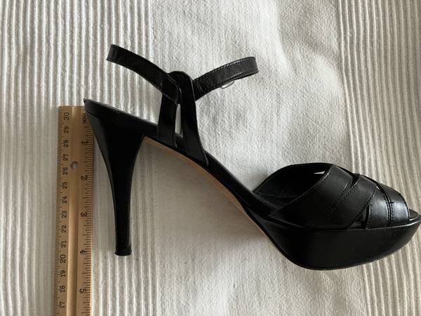 Stuart Weitzman Platform Leather Sandals Size 6M 4" - $25 (Harlem / Morningside)63471466176257121