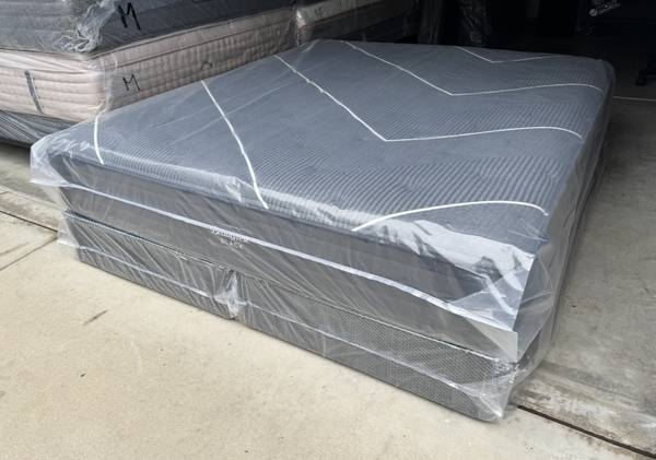 Brand new cal king Beautyrest Black 1