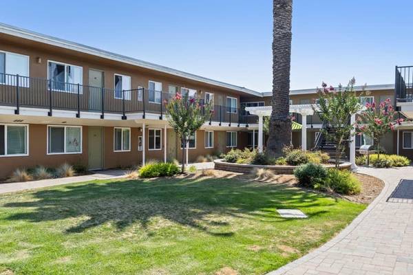 $1,901 / 1br - 482ft2 - Assigned Parking, Plush Carpet & Wood-Style Flooring, White Cabinetry (hayward / castro valley)63847327855107120