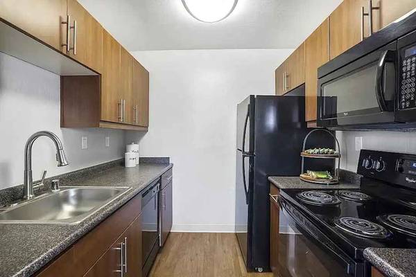 $2,610 / 2br - 900ft2 - Spacious TWO-Bedroom in North San Rafael with Scenic Views (san rafael)63657829358593123