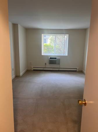 $1,950 / 1br - 700ft2 - STONEHAM--1 HAB--PATIO~CALEFACCIÓN/AGUA CALIENTE INCLUIDOS!!!--128/9363996692863107122