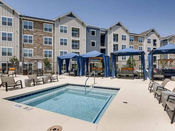 $1,553 / 1br - 811ft2 - Outdoor Fire Pit, Framed mirrors, Walk-in closets63973503046402123