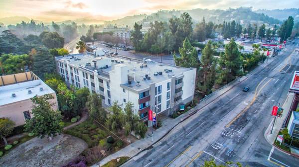 $2,980 / 2br - 1140ft2 - Elevator Serviced Building(s), Ceiling Fan, Gas Range (Studio City)63953077689474121