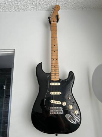 Fender Player Series Stratocaster with Maple Fretboard (HE2045870) 1