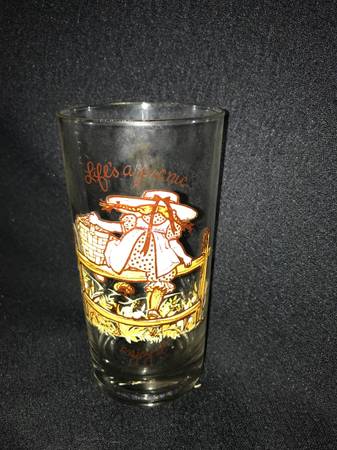 1969 HOLLY HOBBIE Glass Life's A Picnic 1