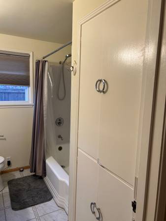 $875 / 1br - 200ft2 - Maple Leaf month-to-month lease 200sqft room by NorthGate lightrail (Seattle)63874307414147123