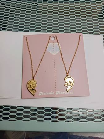 Todos originales, nuevos de Melanie Martinez.  
De 10 a 14 dólares cada uno.  
Talla de la camiseta - 10 dólares (Jamaica)63471463464193123