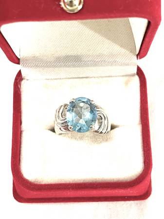 Anillo nuevo de plata esterlina con topacio azul suizo de 8 quilates. Talla 5. - $65 (Vacaville)63470466838913123