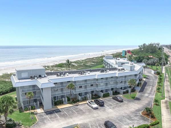 $90 / 2br - 1181ft2 - This beautifully renovated 2-bedroom, 2-bath condo offers direct (Cocoa Beach)63923417346818120