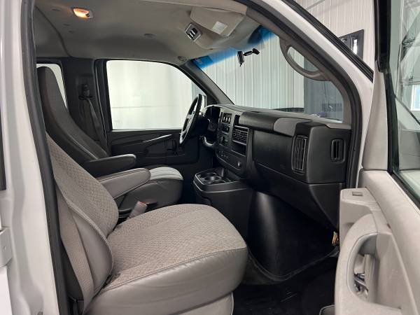 2011 Chevrolet Express LT 3500 - Photo 10