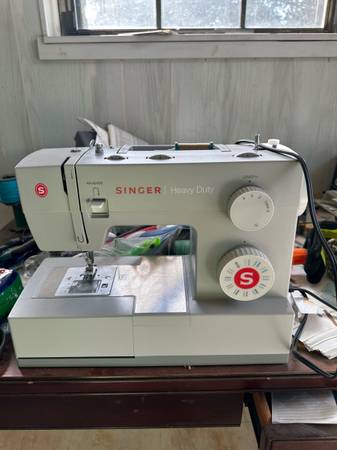 Singer HD4452 Heavy Duty Sewing Machine 1