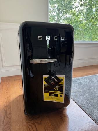 Smeg FAB 5 Mini Refrigerator 1
