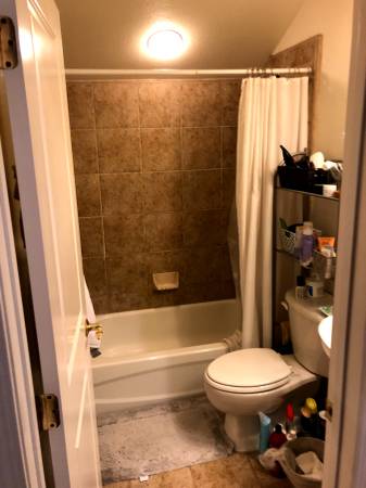 $1,200 / 4br - Habitación grande con baño privado en casa adosada en Dublin (dublin / pleasanton / livermore)63870648407427121
