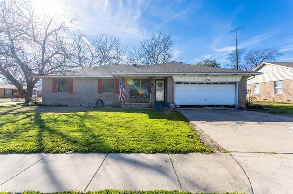 $2,495 / 3br - 2098ft2 - Charming Fully Remodeled Downtown Plano House for Rent–Prime Location (Plano)63936353128194123
