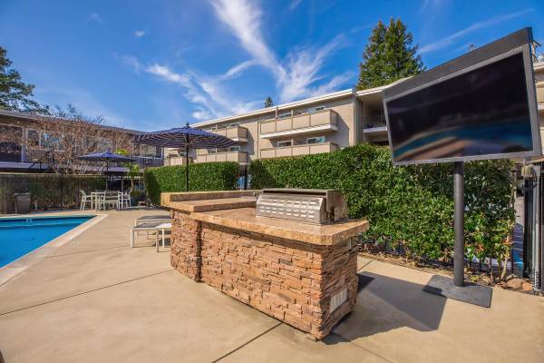 Skylight, One Mile to BART, 2 BD 1