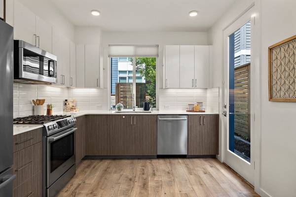 $1,650 / 1br - Ballard townhome looking for housemate! (Ballard)63934288917763122